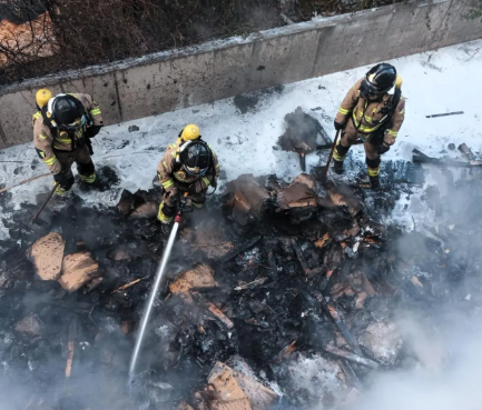 Fuego en Yecla: bomberos actúan contra incendio de cajas de madera en nave industrial