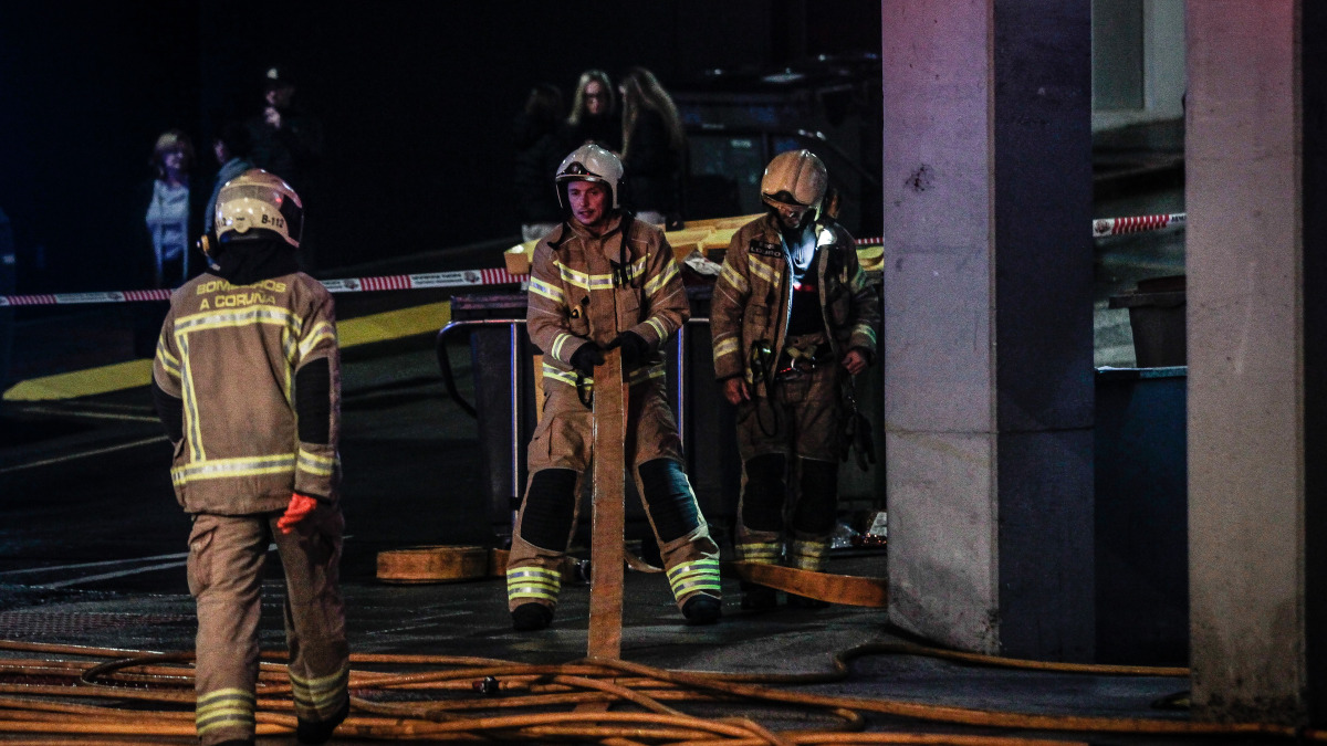 Incendio en una hamburguesería de A Coruña reabre el debate sobre la seguridad en cocinas profesionales. Clausura inmediata