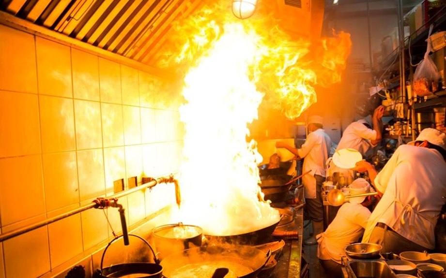 Extinción automática para cocinas en Badalona. Seguridad integral en cocinas profesionales de alto rendimiento.