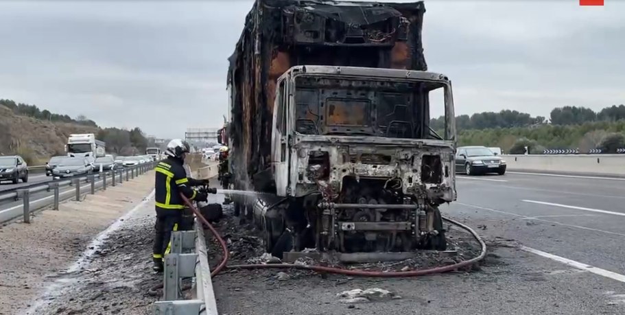 Camión en llamas paraliza la A-3 en Rivas: un incendio que puso a prueba la seguridad vial en Madrid. Impacto del incendio en la autopista A-3