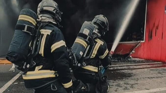 Incendio de gran magnitud en nave industrial de Vallecas activa amplio despliegue de emergencias
