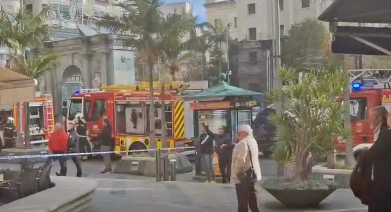Incendio en un cuadro eléctrico de un edificio genera alarma en un estudio creativo de Ceuta