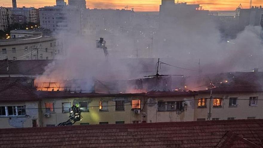 Incendio en el barrio Miguel Hernández de Alicante obliga a desalojar a 25 familias y deja diez atendidos por inhalación de humo