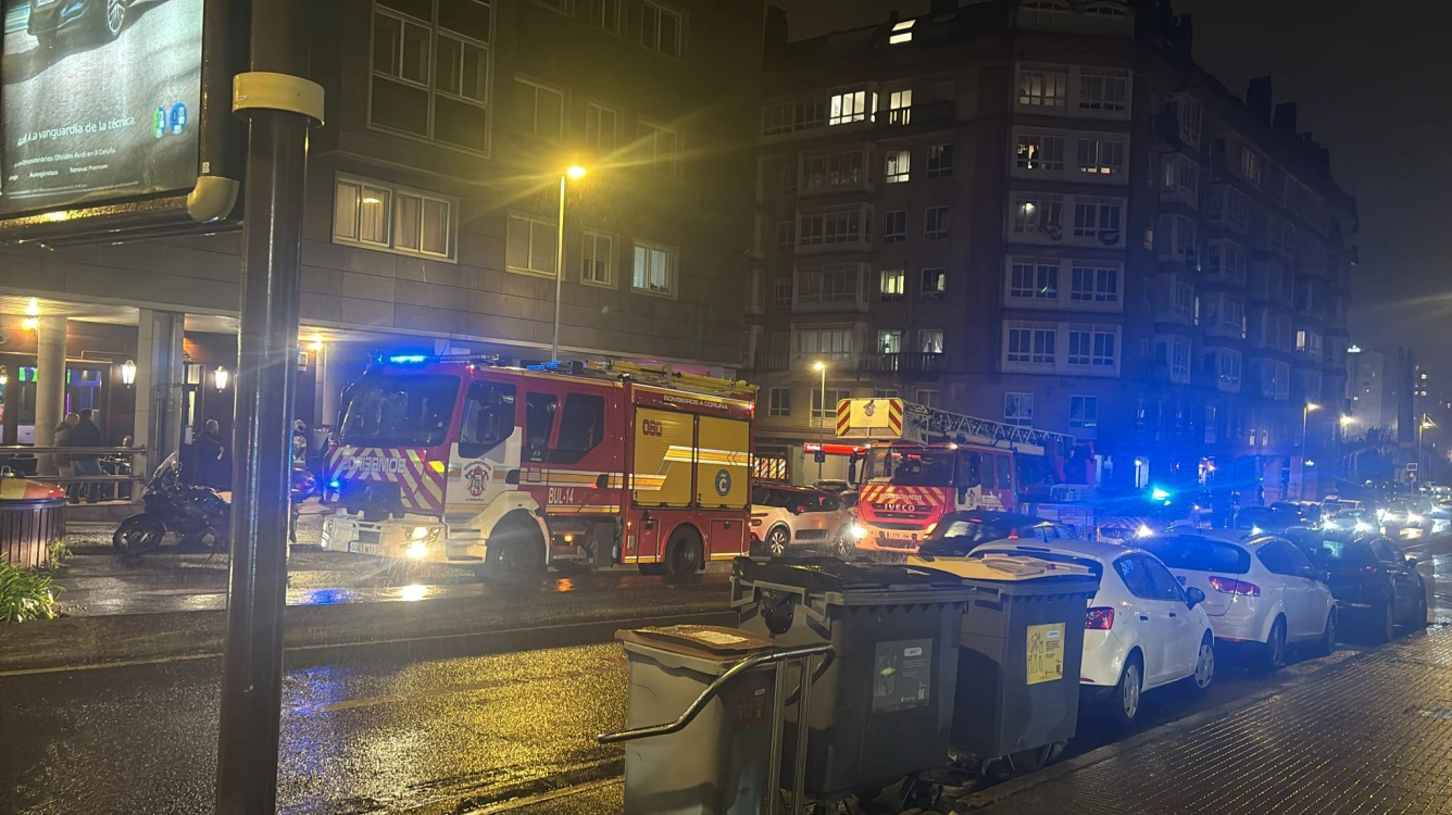 Incendio en una vivienda de Matogrande (A Coruña): análisis detallado de un suceso doméstico con riesgo elevado Incendio en una vivienda de Matogrande (A Coruña): análisis detallado de un suceso doméstico con riesgo elevado. Un incendio doméstico que puso en peligro a dos personas en A Coruña. En la tarde del miércoles 29 de enero de 2026, un incendio declarado en una vivienda tipo dúplex situada en la calle Juan Díaz Porlier, en el barrio de Matogrande (A Coruña), provocó momentos de gran tensión y riesgo. El fuego se originó en la cocina, cuando una sartén comenzó a arder y las llamas se extendieron rápidamente hasta la campana extractora. A pesar de una primera intervención para sofocar las llamas, el incendio se reactivó en varias ocasiones, generando una densa acumulación de humo en el interior del inmueble. El aviso fue realizado al servicio de emergencias 112 alrededor de las 20:15 horas por el propio propietario de la vivienda, quien comunicó que, aunque el fuego parecía controlado, se había producido un corte de suministro eléctrico y el humo seguía siendo persistente. Mientras se mantenía la llamada, las llamas volvieron a aparecer, lo que obligó a extremar las medidas de seguridad y a seguir las indicaciones de los operadores de emergencia hasta la llegada de los equipos especializados. A la llegada de los servicios de intervención, tres dotaciones de bomberos con un total de ocho efectivos procedieron a la extinción definitiva y a la ventilación completa del inmueble. Aunque el incendio estaba prácticamente apagado, se localizaron brasas activas en los muebles superiores situados detrás de la campana extractora, un detalle que incrementaba notablemente el riesgo de reignición. Dos personas, una mujer y la hija del propietario, tuvieron que ser atendidas por inhalación de humo y trasladadas para valoración sanitaria. El papel del extintor en una primera intervención En este tipo de incidentes domésticos, la disponibilidad de un sistema de extinción manual puede marcar una diferencia inicial relevante. En el caso ocurrido en Matogrande, el propietario intentó contener las llamas mediante un extintor, logrando reducir momentáneamente la intensidad del fuego. Sin embargo, la persistencia de focos calientes ocultos tras elementos estructurales y muebles hizo que el incendio se reavivara de forma reiterada. Este suceso pone de manifiesto que, aunque un extintor correctamente ubicado permite una reacción inmediata ante un conato, su uso debe ir acompañado de una evaluación adecuada del entorno. Las zonas ocultas, los materiales inflamables y la acumulación de grasa en campanas extractoras representan factores de alto riesgo que requieren una intervención profesional para garantizar la extinción completa. Uso del extintor polvo abc en incendios de cocina Los incendios de origen doméstico, especialmente los que se producen en cocinas, suelen implicar fuegos de tipo sólido, líquido y, en ocasiones, eléctrico. El extintor polvo abc es uno de los dispositivos más utilizados en estos escenarios por su versatilidad y capacidad para actuar sobre distintos tipos de combustión. En el caso analizado, el uso de un equipo de estas características permitió frenar inicialmente el avance de las llamas. No obstante, es fundamental considerar que el extintor polvo abc actúa sofocando el fuego visible, pero no siempre elimina el calor residual acumulado en estructuras metálicas, conductos de extracción o muebles adyacentes. Cuando el fuego afecta a campanas extractoras con acumulación de grasa, el riesgo de reignición es elevado si no se realiza una refrigeración y limpieza exhaustiva. Por ello, la actuación de los bomberos resulta imprescindible para evitar daños mayores y garantizar la seguridad de los ocupantes. La importancia de la protección contra incendios en viviendas urbanas Los incendios en entornos residenciales urbanos evidencian la necesidad de una correcta proteccion contra incendios adaptada a cada tipo de inmueble. En viviendas como la afectada en Matogrande, la combinación de espacios cerrados, materiales combustibles y sistemas eléctricos incrementa el riesgo de propagación rápida del fuego y de acumulación de humo tóxico. Una estrategia integral de protección contra incendios incluye no solo la presencia de equipos de extinción, sino también la correcta instalación de detectores, la revisión periódica de sistemas eléctricos y la limpieza de elementos críticos como campanas extractoras. La ventilación adecuada y el conocimiento de protocolos de actuación ante emergencias resultan claves para minimizar daños personales y materiales. Intervención de los servicios de emergencia y coordinación operativa La actuación coordinada de los servicios de emergencia fue determinante para controlar la situación. Los bomberos procedieron a la extinción definitiva del foco, a la eliminación de brasas residuales y a la ventilación completa del dúplex para reducir la concentración de humo. Paralelamente, los efectivos sanitarios del 061 atendieron a las personas afectadas por inhalación, mientras que la Policía Local y la Agrupación de Voluntarios de Protección Civil aseguraron el perímetro. Este despliegue demuestra la importancia de una respuesta rápida y especializada ante incendios domésticos, especialmente cuando existe riesgo para la salud de los ocupantes. La inhalación de humo es uno de los principales factores de gravedad en este tipo de sucesos, incluso cuando las llamas parecen estar controladas. Riesgos ocultos en incendios de cocina y reactivación del fuego Uno de los aspectos más relevantes del incendio ocurrido en A Coruña fue la presencia de brasas ocultas detrás de la campana extractora y en los muebles superiores. Estos focos residuales pueden mantener temperaturas elevadas durante largos periodos, favoreciendo la reactivación del fuego incluso después de una aparente extinción. Las cocinas concentran múltiples elementos inflamables: aceites, grasas, mobiliario y sistemas eléctricos. Cuando el fuego se inicia en una sartén, la propagación vertical hacia la campana extractora es rápida, y el acceso a las zonas afectadas se vuelve complejo sin herramientas profesionales. Este escenario subraya la necesidad de extremar las precauciones y de no confiar únicamente en una extinción superficial. Inhalación de humo: un factor crítico para la salud En el incidente de Matogrande, dos personas resultaron afectadas por inhalación de humo, una de las consecuencias más peligrosas de los incendios en espacios cerrados. El humo contiene gases tóxicos y partículas que pueden provocar desde irritaciones leves hasta complicaciones respiratorias graves, especialmente en menores y personas mayores. La evacuación temprana y la ventilación adecuada del inmueble son medidas prioritarias para reducir estos riesgos. La intervención sanitaria permitió evaluar el estado de las personas afectadas y prevenir posibles complicaciones posteriores, reforzando la importancia de la atención médica incluso cuando los síntomas parecen moderados. Prevención y seguridad en viviendas: una responsabilidad compartida Los incendios domésticos continúan siendo una de las principales causas de intervenciones de emergencia en entornos urbanos. La prevención pasa por una combinación de concienciación, mantenimiento y equipamiento adecuado. Revisar periódicamente los sistemas de cocina, evitar la acumulación de grasa y conocer el funcionamiento de los dispositivos de extinción son prácticas esenciales para reducir la probabilidad de incidentes. Asimismo, la formación básica en actuación ante incendios permite reaccionar con mayor seguridad y eficacia en los primeros minutos, que suelen ser determinantes. La experiencia de A Coruña demuestra que una respuesta inicial puede contener el fuego, pero siempre debe complementarse con la intervención de profesionales para garantizar un resultado seguro. Lecciones clave del incendio en Matogrande El incendio registrado en una vivienda de Matogrande pone de relieve la complejidad de los fuegos domésticos y los riesgos asociados a su reactivación. La rápida actuación de los servicios de emergencia evitó consecuencias mayores, pero el suceso deja claras varias lecciones: la importancia de una extinción completa, la necesidad de una correcta ventilación y el papel fundamental de la prevención en el ámbito residencial. La seguridad en el hogar requiere atención constante y medidas adecuadas que permitan actuar con rapidez y eficacia ante cualquier imprevisto. La experiencia vivida en A Coruña sirve como recordatorio de que la protección y la prevención siguen siendo pilares esenciales para salvaguardar vidas y bienes.