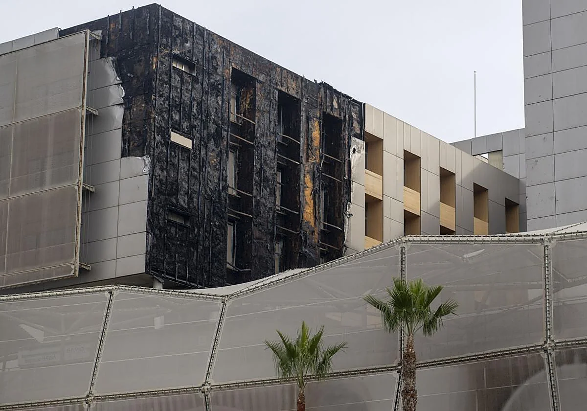 Rehabilitación urgente de la fachada del Hospital Santa Lucía tras el incendio