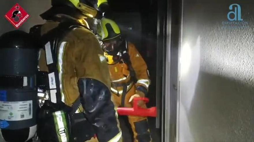 Desalojo urgente en un hostal de El Altet tras un incendio nocturno que obligó a rescates desde balcones