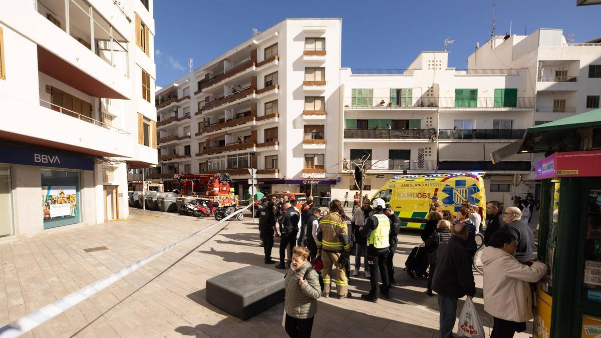 Rápida intervención vecinal evita una tragedia tras un incendio en pleno centro de Ibiza
