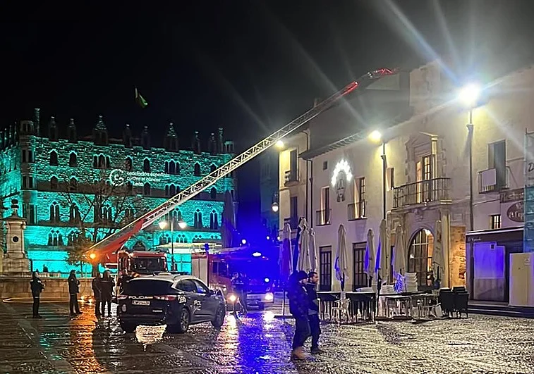 Incendio nocturno en un restaurante del centro de León moviliza a los bomberos