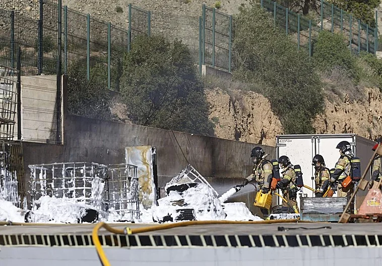 Incendio exterior en una nave de transporte en Murcia activa un operativo de emergencia en Cobatillas