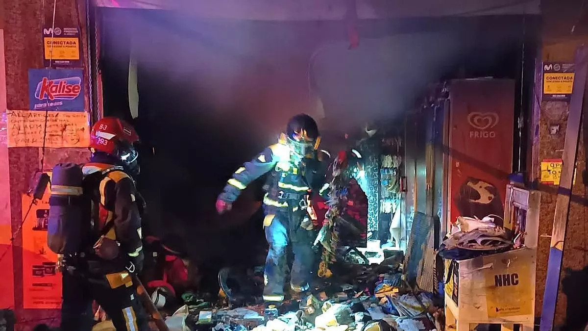 Incendio nocturno en un comercio de Arona pone en alerta a vecinos y servicios de emergencia