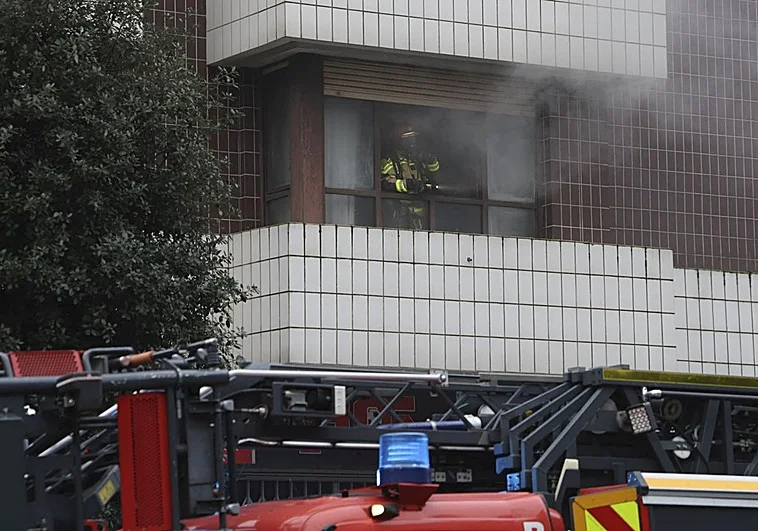 Incendio en vivienda de Gijón deja dos heridos tras originarse el fuego en una cocina de la avenida Torcuato Fernández Miranda