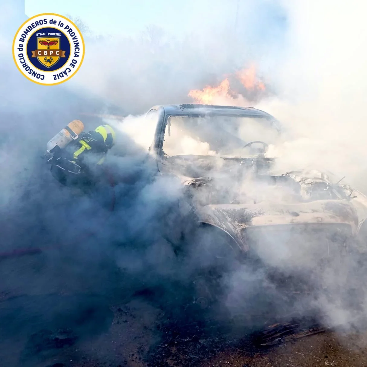Incendio de vehículo en el Callejón del Águila: rápida intervención en Chiclana evita daños mayores