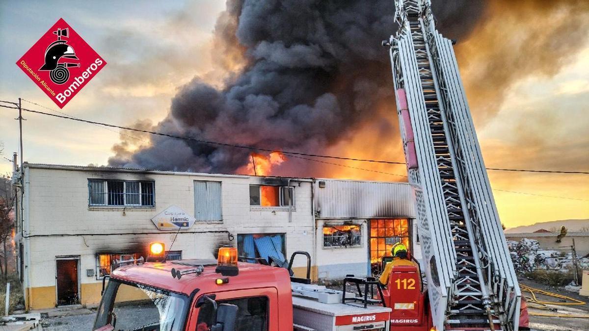 Incendio industrial persistente en Biar: operación de extinción y claves de seguridad