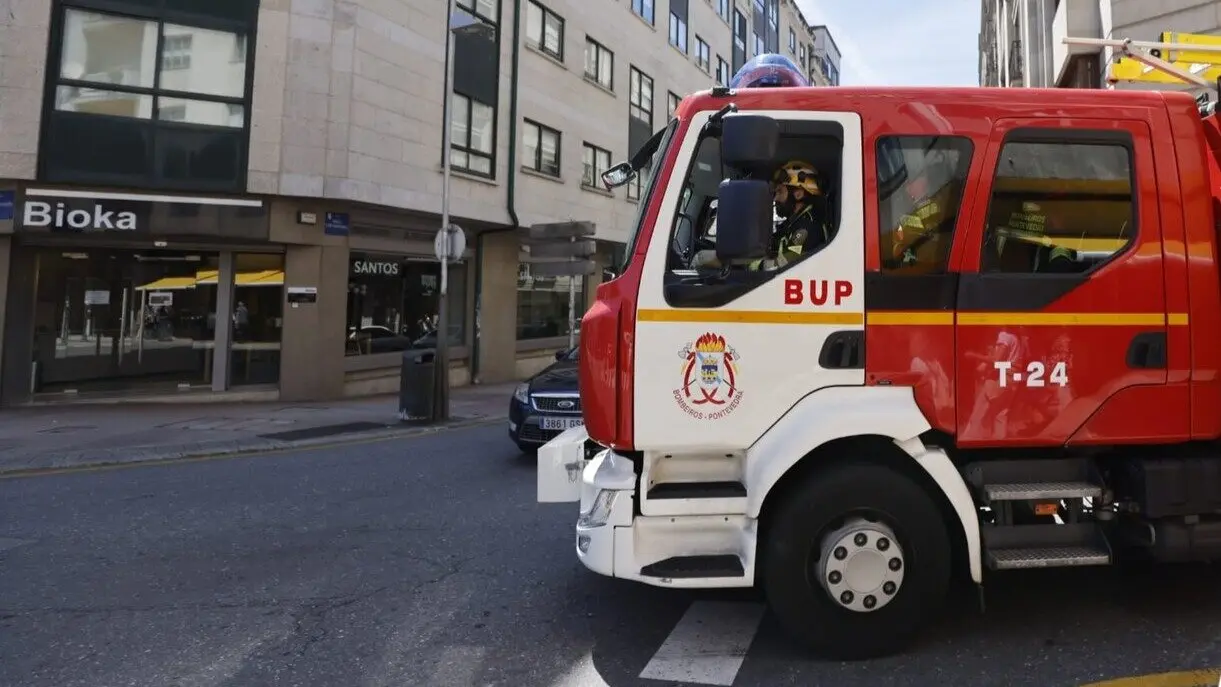 Incendio en una vivienda de Pontevedra obliga a evacuar un edificio y deja una mujer trasladada al Hospital Montecelo