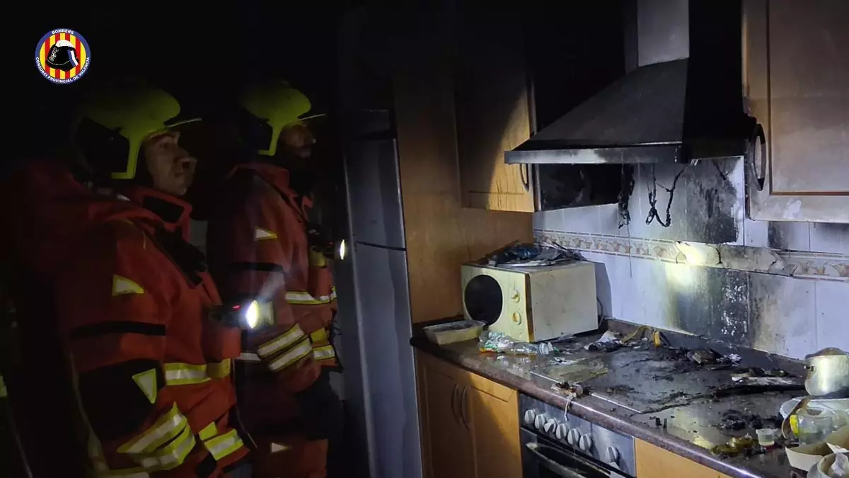 Incendio nocturno en una vivienda de Xàtiva moviliza a bomberos tras originarse fuego en la cocina