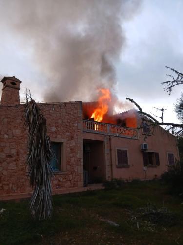 Grave incendio en un chalet de Llucmajor: una joven afectada y máxima alerta por riesgo de explosión