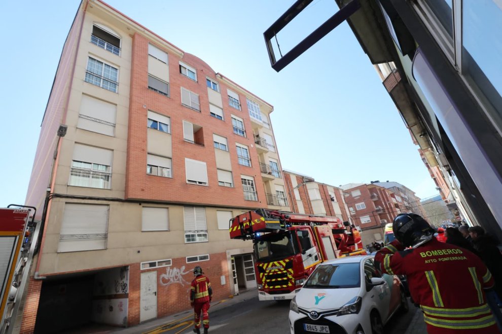 Incendio en una campana extractora obliga a ventilar un edificio completo en la calle San Genadio