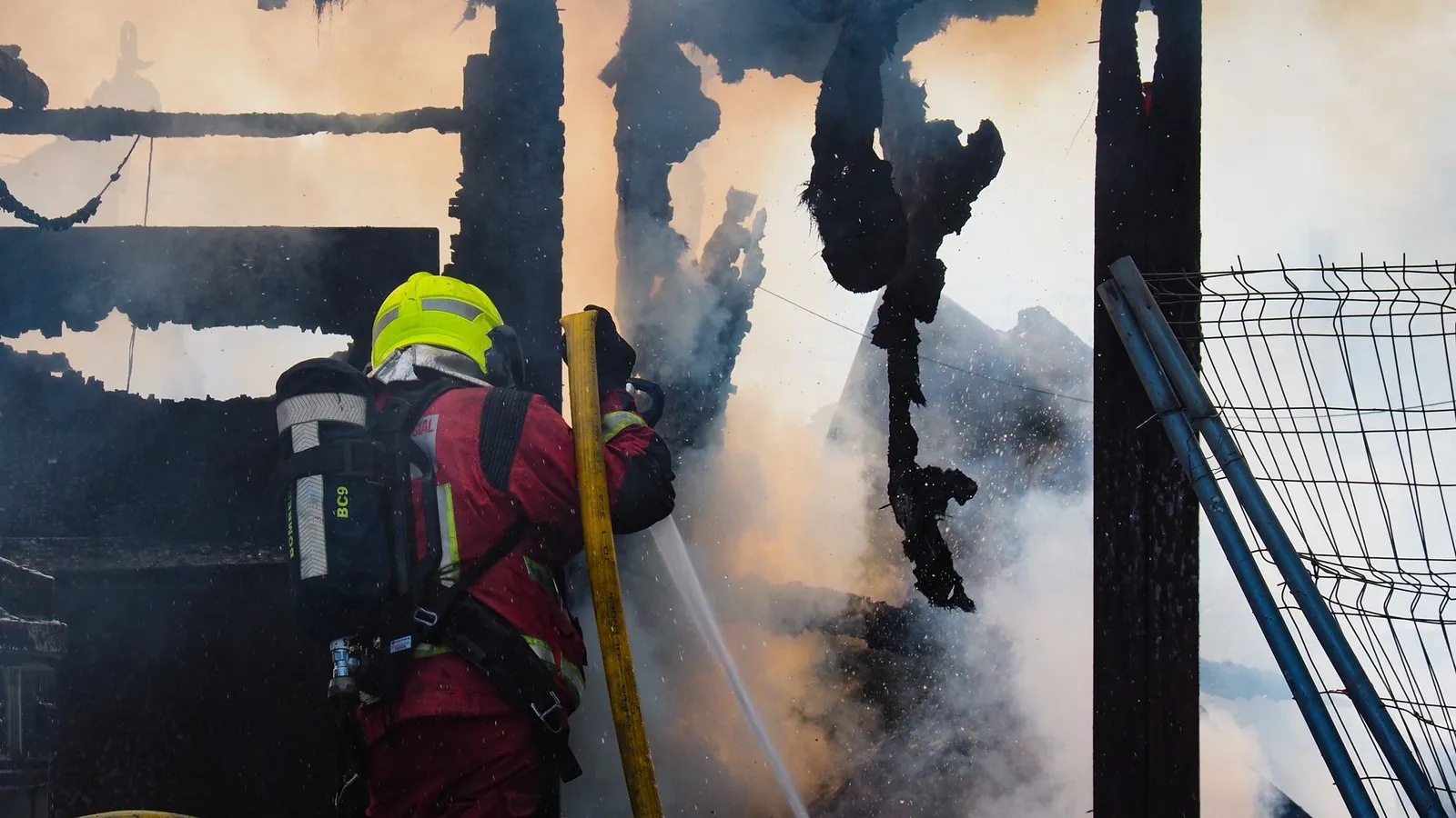 Devastador incendio reduce a cenizas un emblemático chiringuito en Nuevo Portil