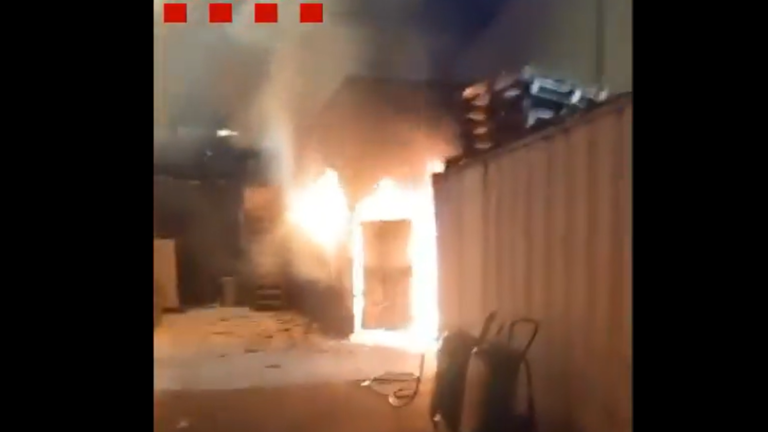 Incendio en Granollers por baterías de litio: alerta química, cierre del polígono industrial y una extinción de máxima complejidad