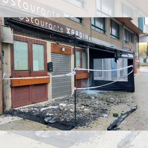 Fuego afecta al toldo del restaurante Xardín de Ribeira en plena madrugada