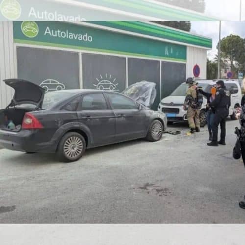 Incendio en una gasolinera de Murcia: vehículo arde en llamas