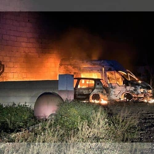 Arden dos vehículos en Uga en un incendio próximo a una vivienda con animales