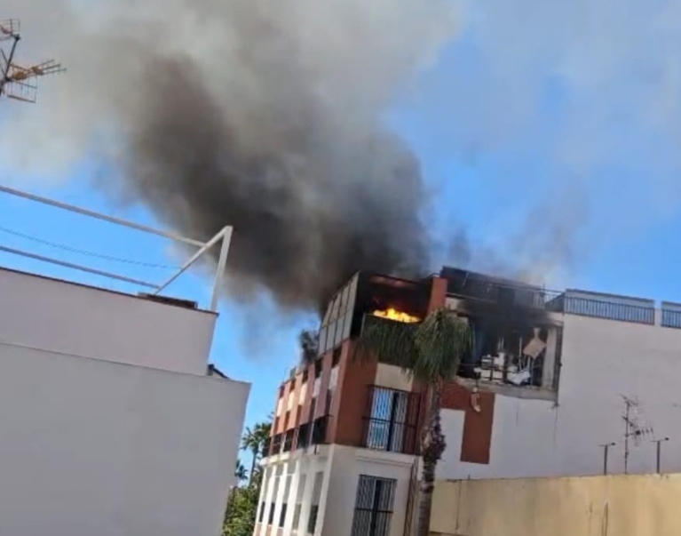 Impactante incendio en hotel de Almuñécar tras explosión en terraza
