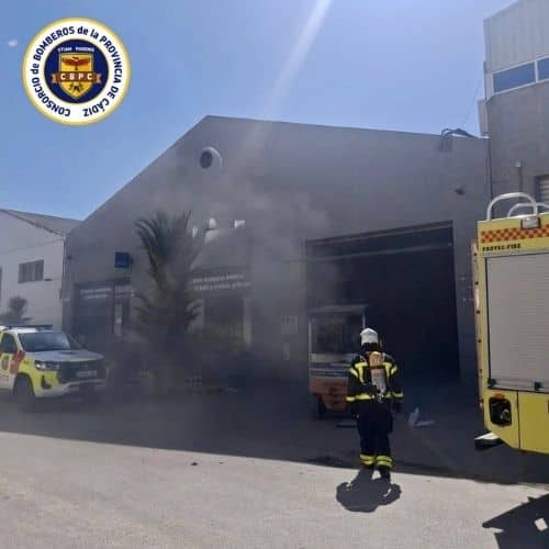 Incendio en nave de El Chaparral obliga a la actuación de bomberos en Villamartín