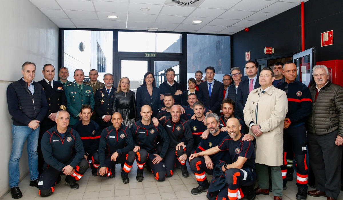 Reconocimiento institucional a los bomberos en Santander durante la celebración de San Juan de Dios