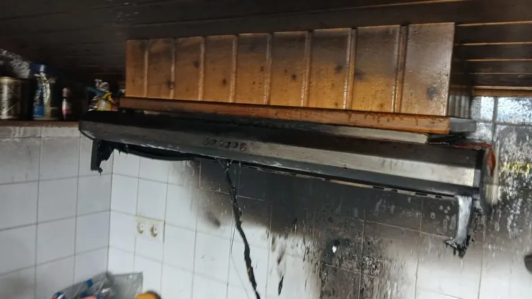 Incendio en una cocina de la Rúa Cobo moviliza a emergencias y pone en alerta a los vecinos de Oleiros