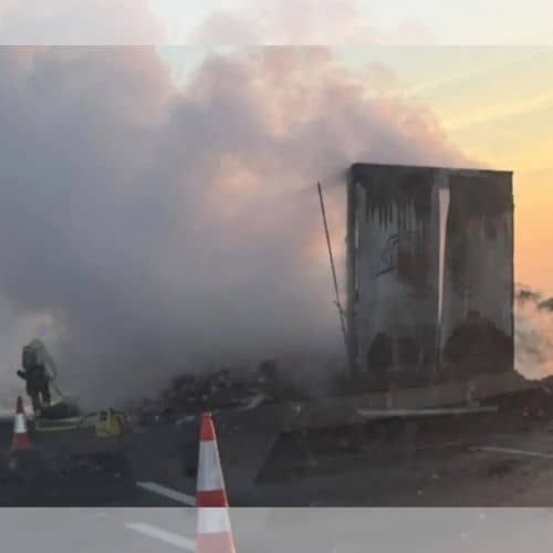 Un camión arde en la Z-40 y provoca largas retenciones en los accesos a Zaragoza