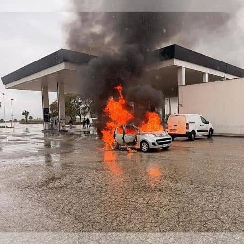 Incendio de vehículo en gasolinera de Librilla: actuación de emergencias