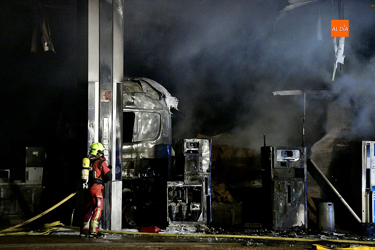 Aparatoso incendio de un camión mientras repostaba en la estación de servicio de El Salto, en Valdecarpinteros