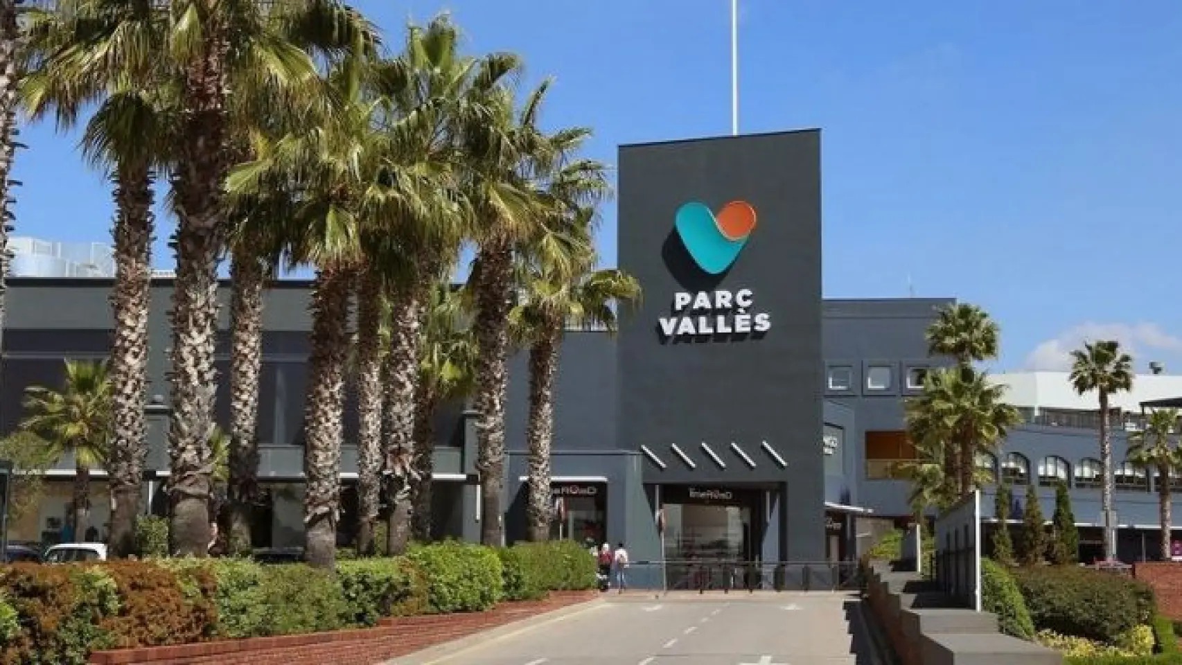 Evacuación urgente en Parc Vallès de Terrassa tras un incendio que interrumpió la cena de decenas de clientes. Incendio nocturno en un centro comercial