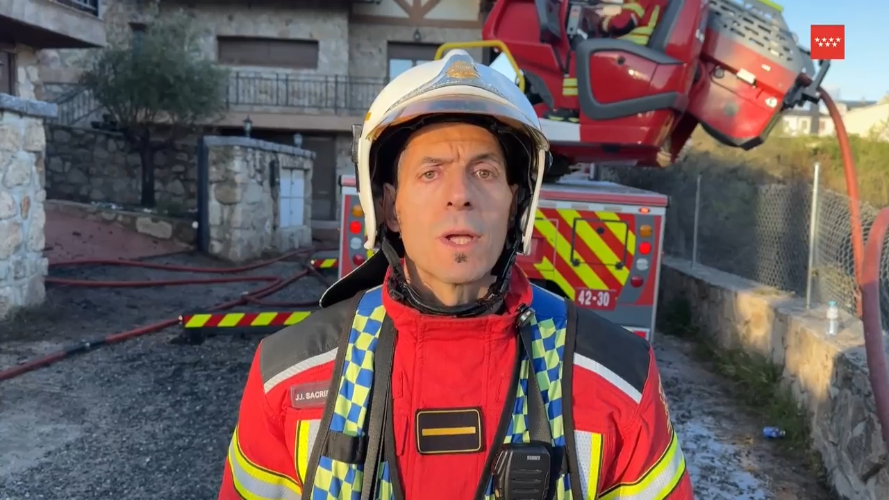 Incendio en un chalé de gran tamaño en Manzanares el Real moviliza siete dotaciones de bomberos