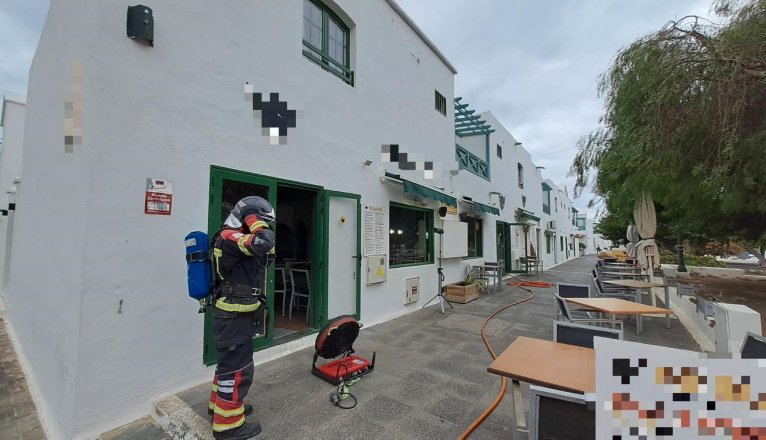 Incendio en restaurante de Costa Teguise obliga a intervenir a los servicios de emergencia en Pueblo Marinero