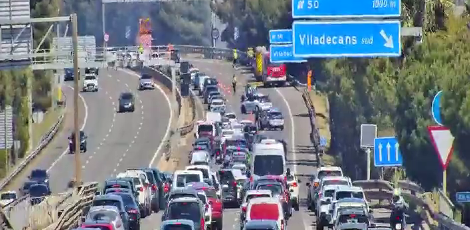 Incendio en Gavà obliga a cortar la C-32 y alcanza una franja del Parc Agrari del Baix Llobregat