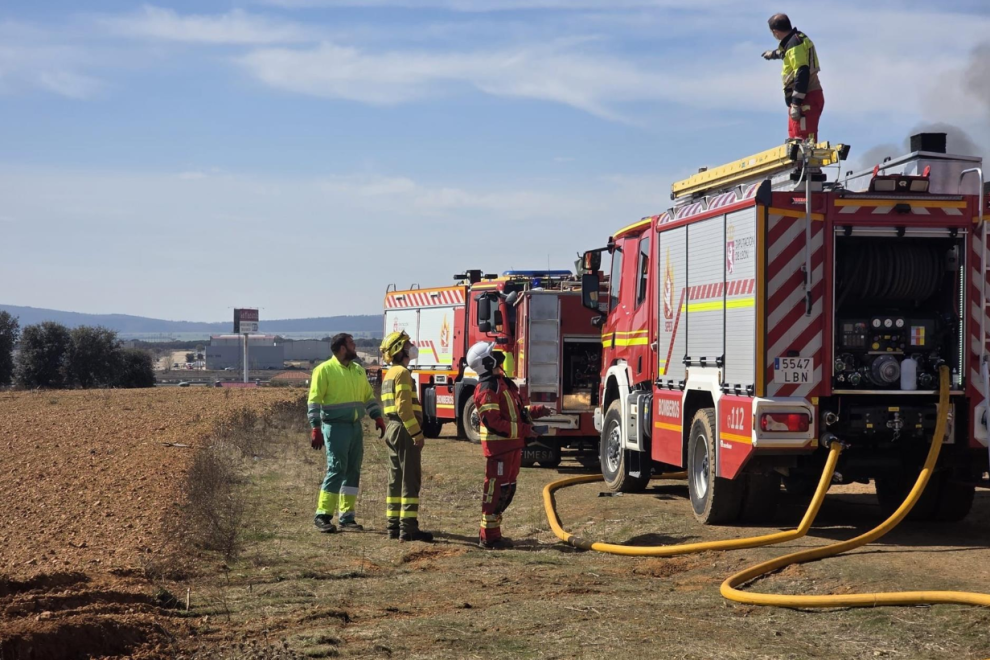Preocupación creciente en La Bañeza por el incendio persistente en una nave de residuos