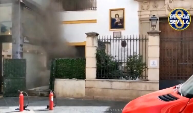 Un incendio de origen eléctrico junto al Santo Ángel obliga a desalojos y provoca momentos de alarma en pleno centro de Sevilla