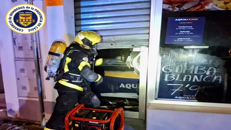 Incendio en local de Chiclana deja daños por humo tras originarse en una vitrina frigorífica