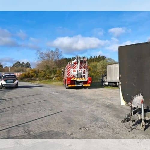 Nave en Vilalba sufre incendio y quema parcialmente un coche estacionado