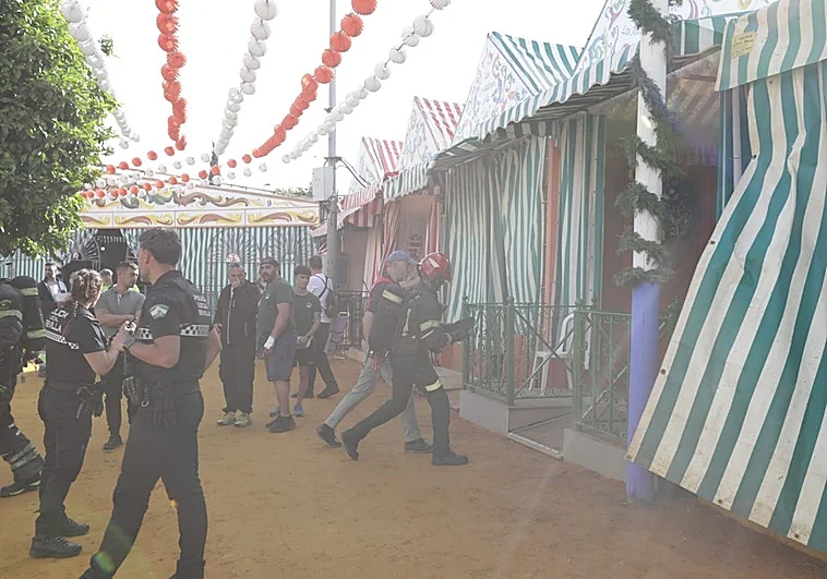 Incendio en caseta de la Feria de Sevilla deja gran columna de humo y rápida actuación sin heridos