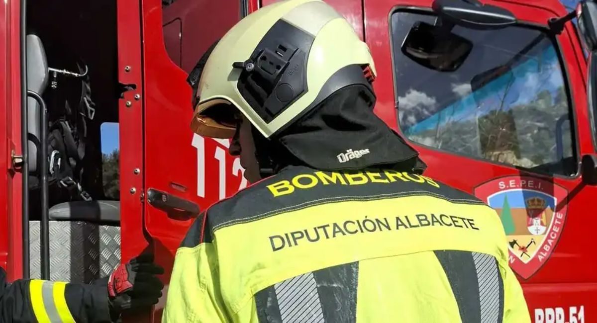 Tres heridos por inhalación de humo tras un incendio industrial en Caudete que obligó al desalojo de doce trabajadores