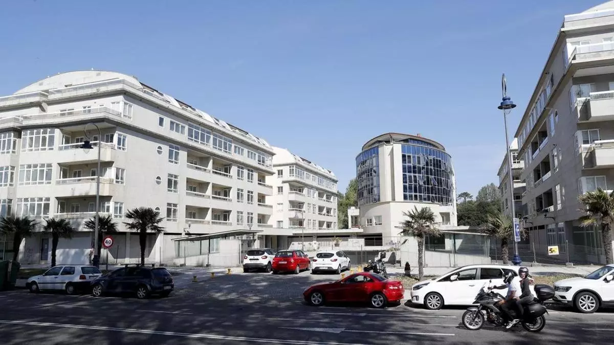 Incendio en un piso turístico de Samil deja dos heridos y obliga a evacuar un edificio completo