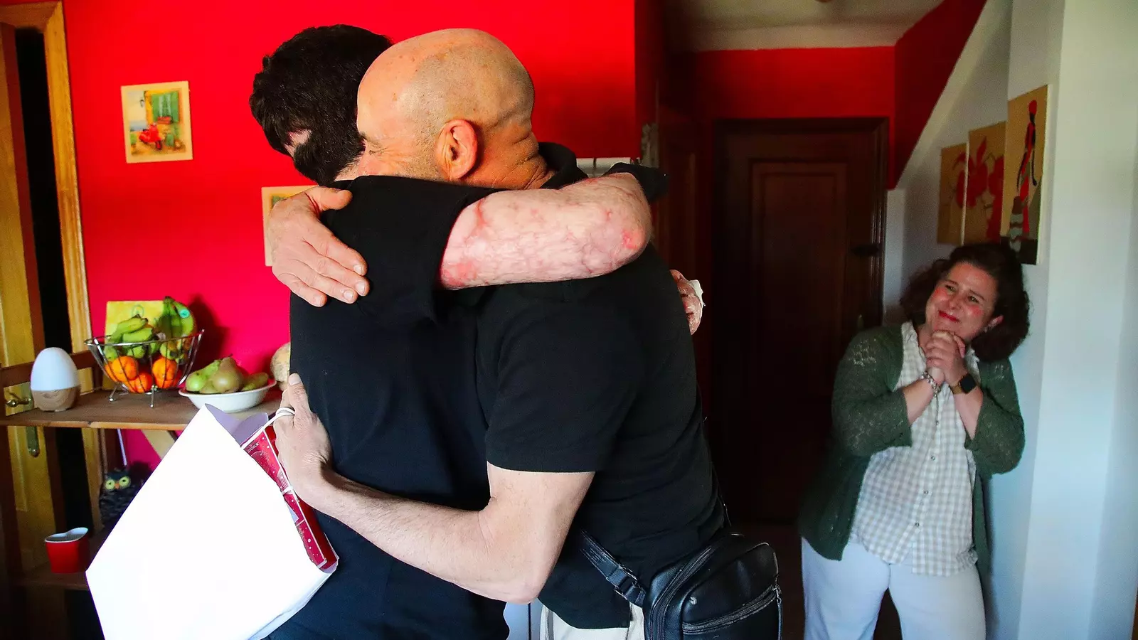 El abrazo que venció al fuego: la historia de supervivencia y coraje tras el incendio de Oímbra