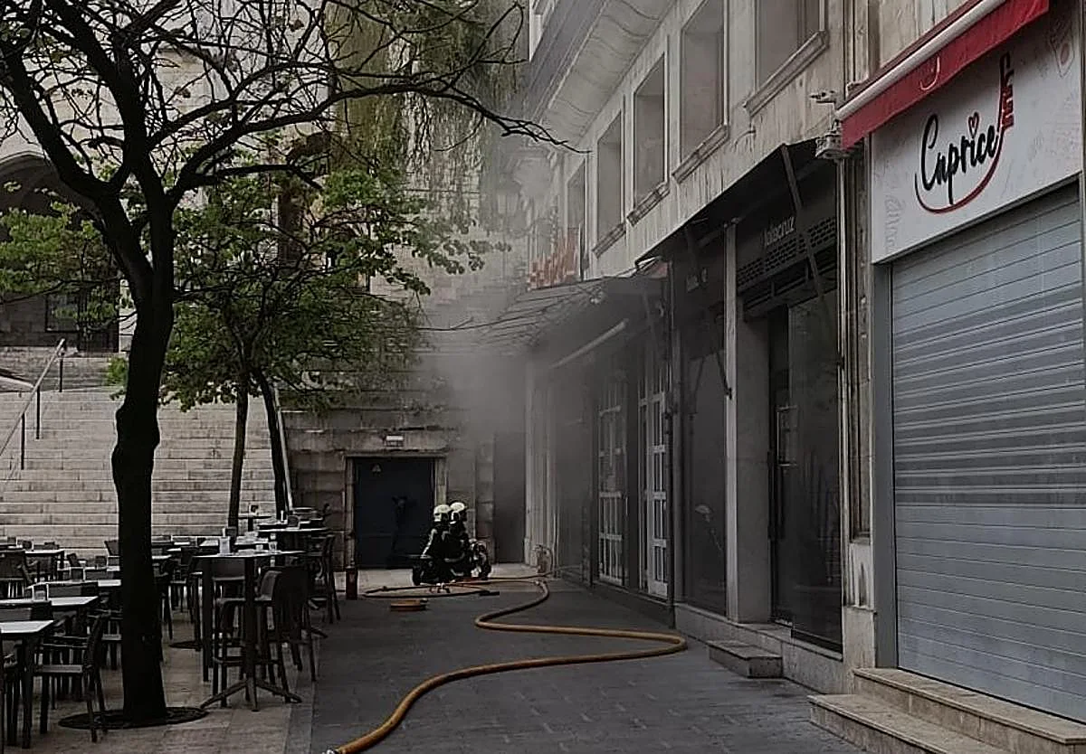 Susto en el centro de Santander: Un incendio en un bar junto a la Catedral desata la alarma