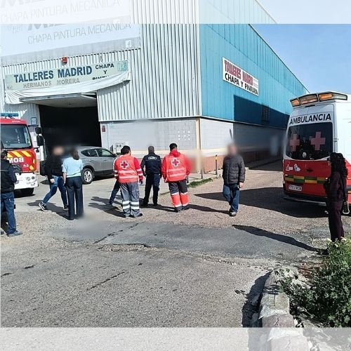 Gran incendio en una nave industrial de Badajoz moviliza a varios equipos de emergencia
