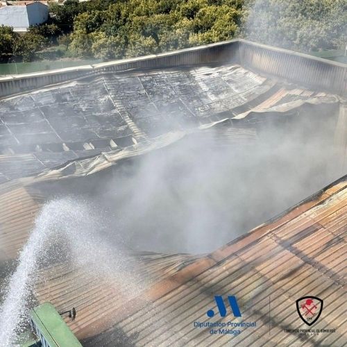 Siguen los trabajos para sofocar el incendio en el polígono de Cajíz, en Vélez-Málaga