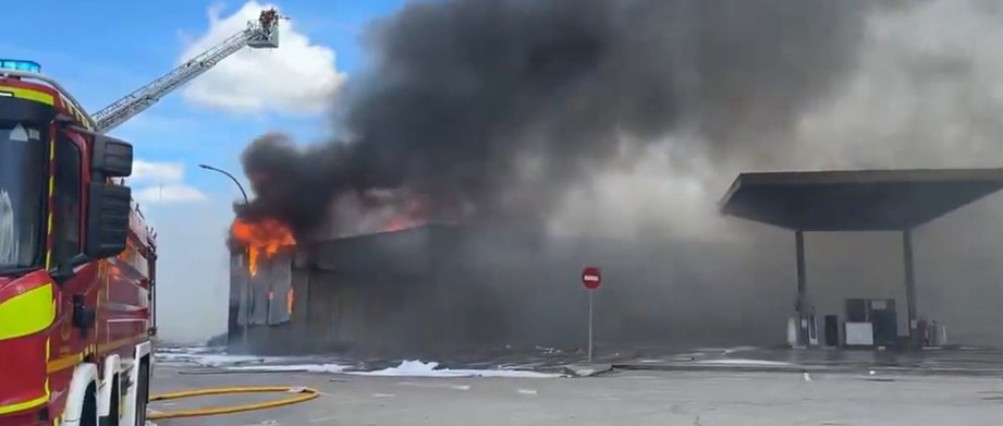 Incendio en nave de reciclaje en Alcalá de Henares