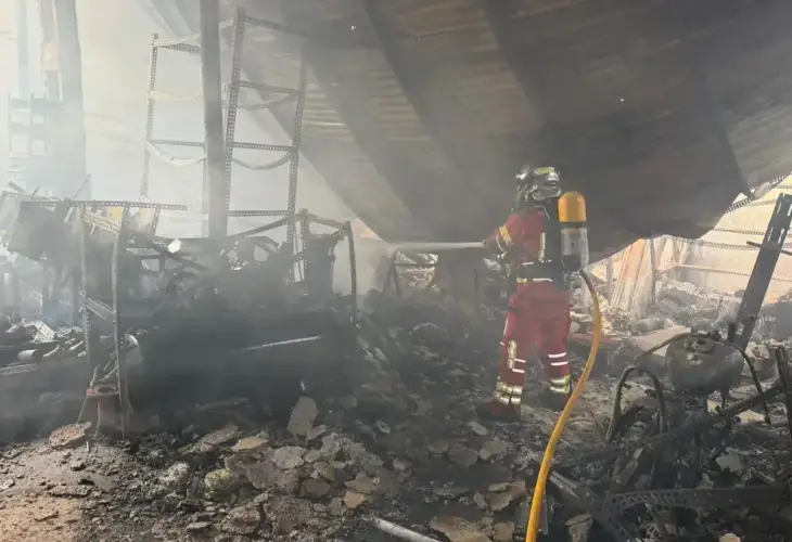 Devastador incendio destruye tres naves industriales en Úbeda y provoca importantes daños materiales